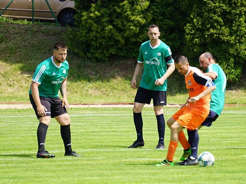 Fotbalisté Slavonic (v oranžovém) si v 24. kole Op připsali kontumační výhru nad společným týmem Číměře a Nové Bystřice B. Hosté nastoupili jen v osmi a v 66. minutě klesl počet jejich hráčů pod stanovený limit, takže sudí musel utkání za stavu 4:0 předča