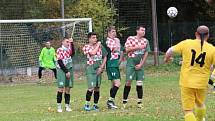 Fotbalisté Plavska (ve žlutém) absolvovali podzim bez jediného bodu a po porážce s Rapšachem 1:4 uzavírají tabulku OS sk. A. Foto: archiv SK Rapšach