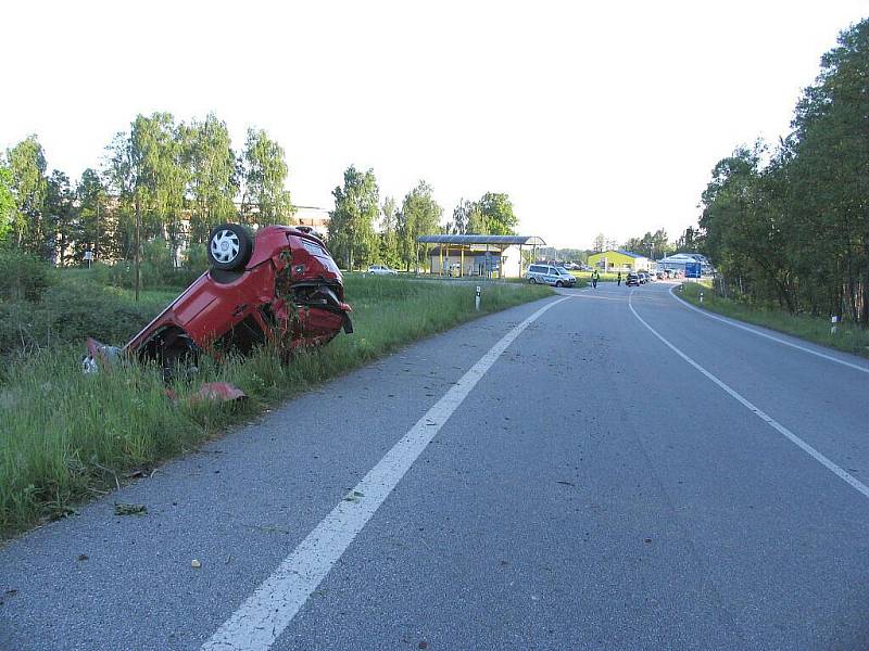 Pohled na havarované auto u Jarošova nad Nežárkou.