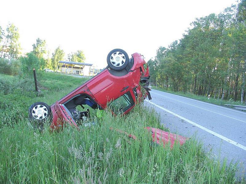 Pohled na havarované auto u Jarošova nad Nežárkou.