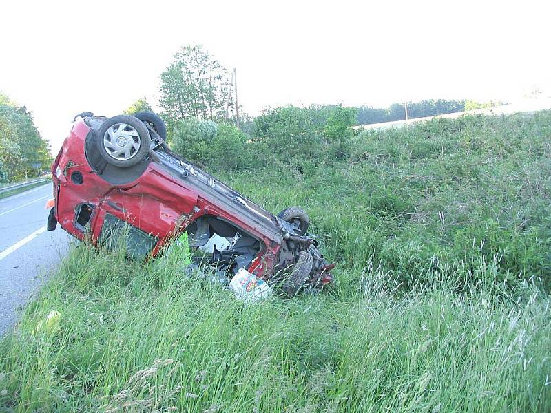 Pohled na havarované auto u Jarošova nad Nežárkou.