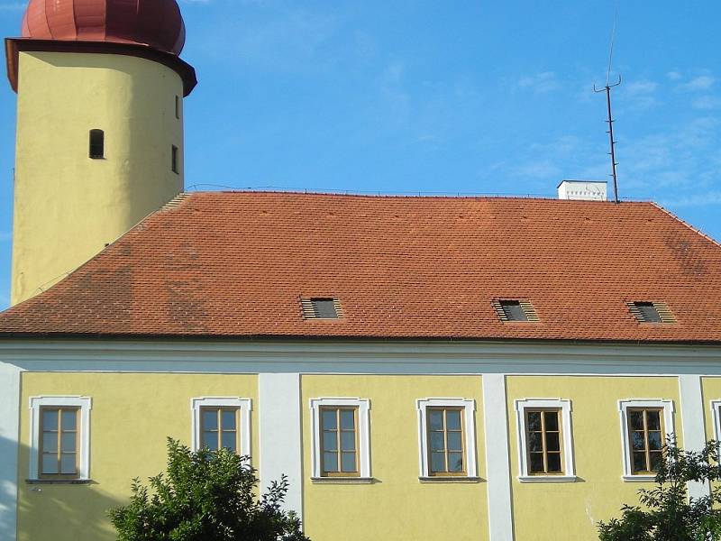 Oprava střechy zámku ve Stráži nad Nežárkou. 