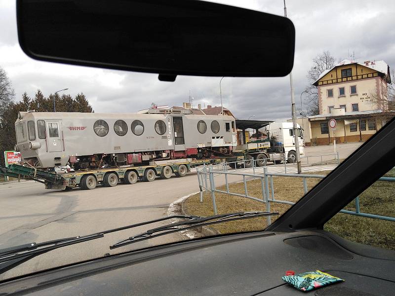 Když se člověk v autě blíží ke kruháči v Jindřichově Hradci a před sebou uvidí "ponorku". Tedy vlak Jindřichohradeckých místních drah, kterému se podle tvaru oken tak přezdívá.