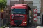 Ve čtvrtek 13. 6. po poledni kamion uvízl v Hradecké bráně v centru Třeboně.