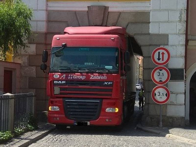 Ve čtvrtek 13. 6. 2019 po poledni kamion uvízl v Hradecké bráně v centru Třeboně.