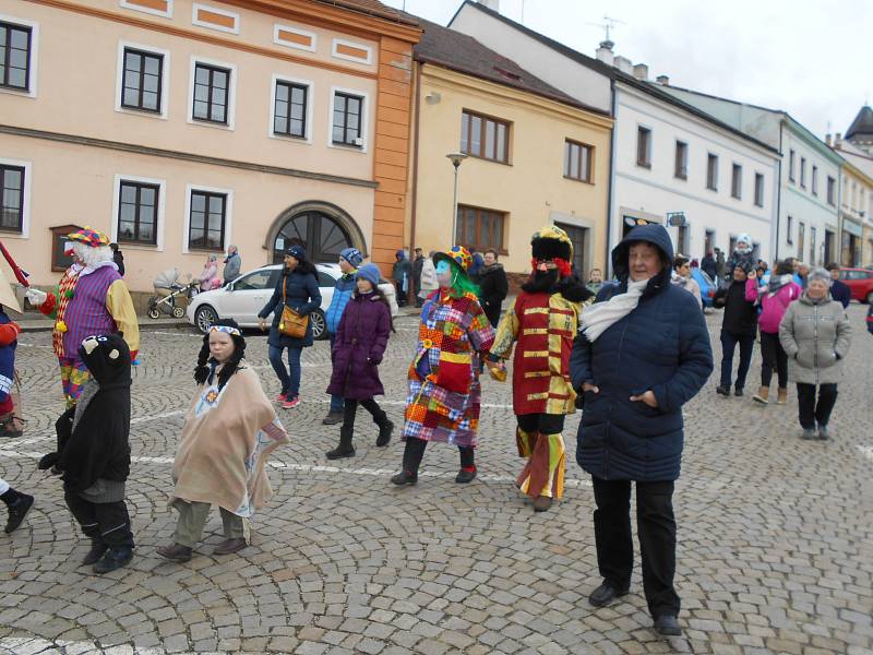 Dačické maškary prošly centrem a sehrály turnaj v kuželkách.