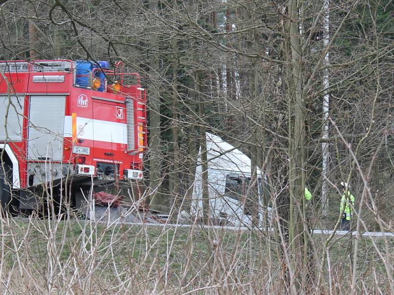 U Lásenice se střetlo osobní auto s kamionem. Jedna osoba v autě na místě zemřela, druhá byla těžce zraněná. 