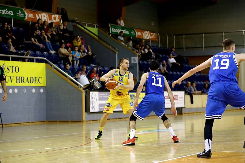 Hradecká Basket Fio banka v úvodním kole play-out zdolala USK Praha 95:78.