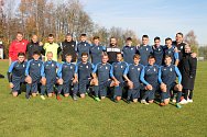Jindřichohradečtí fotbalisté (v modrém) v závěrečném podzimním kole krajského přeboru deklasovali Jankov 6:1 a do druhé části sezony půjdou v roli lídra se čtyřbodovým náskokem.