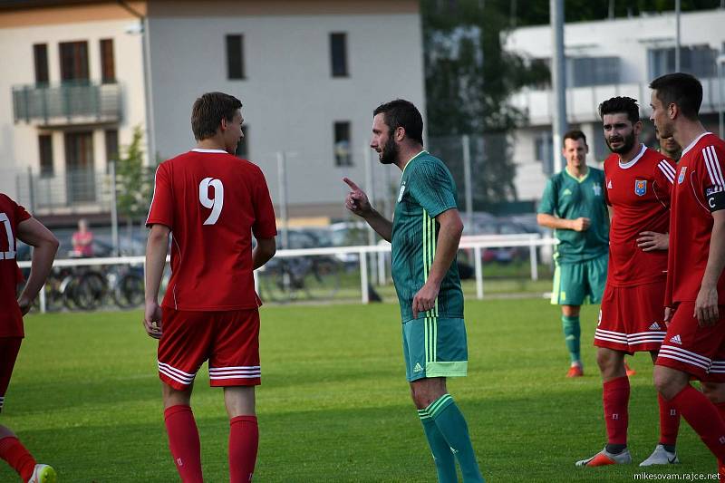 Třeboňští fotbalisté (v červeném) v druhém kole Turnaje přátelství porazili Jankov 3:2. Foto: Michaela Mikešová