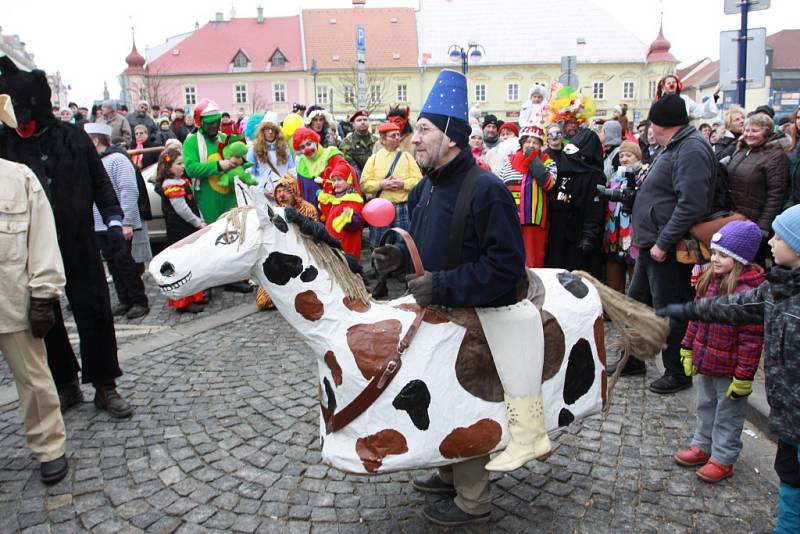 Masopustní průvod centrem Jindřichova Hradce skončil na náměstí Míru, kde se konaly soutěže v pojídání zabijačkových specialit.