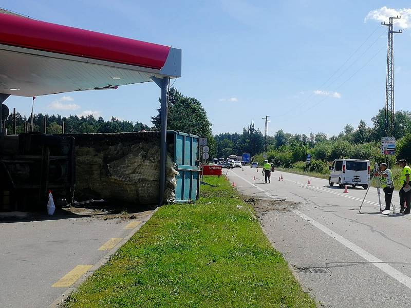 Kuriozní nehoda u čerpací stanice na Řečičce v Jindřichově Hradci.