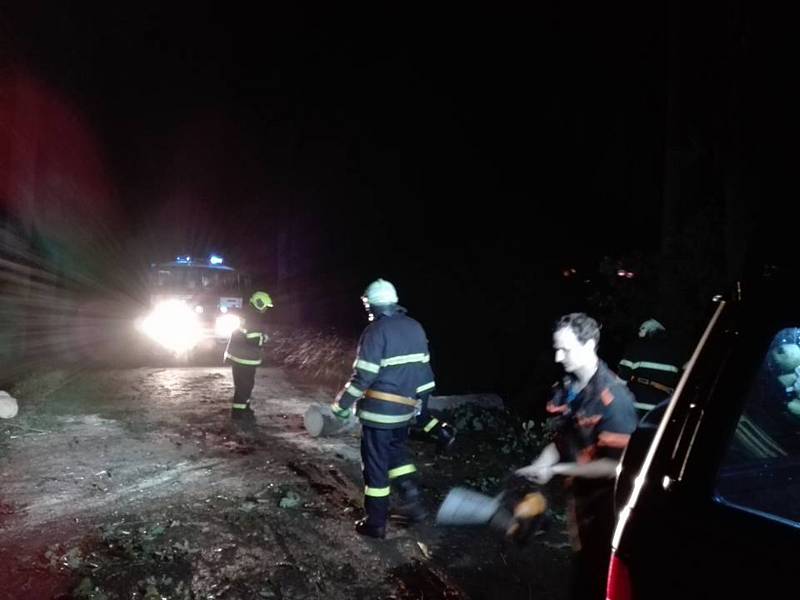 Noční zápolení hatínských hasičů s popadanými stromy na silnici.