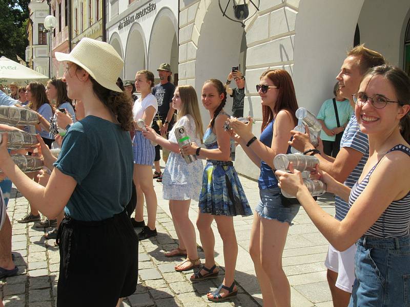 Festival Okolo Třeboně již tradičně zahájil prázdniny, v sobotu 4. července se na zámeckém nádvoří představila zpěvačka Jana Rychterová, kapela Epydemye a Xindl X.