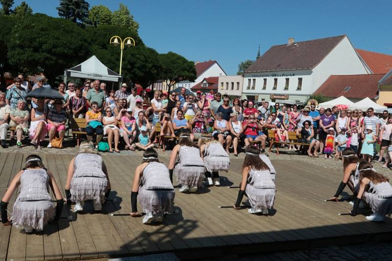 Pouťové pódium v Kardašově Řečici.