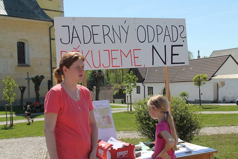 V Deštné se lidé sešli při protestu proti vybudování úložiště jaderného odpadu.