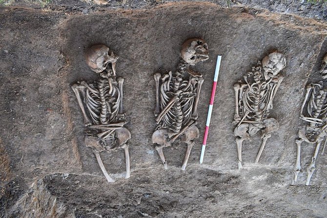 Archeologové objevili za hřbitovní zdí v Třeboni téměř tři desítky koster.