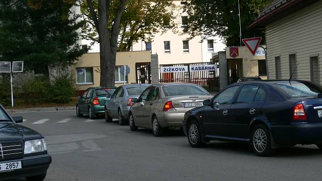 Podle některých hlasů jednosměrka neúměrně zatěžuje křižovatku u kasáren, která je značně nepřehledná.