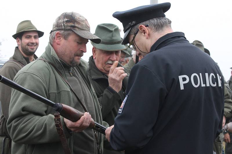 Policisté kontrolovali zbraně a potřebné dokumenty před honem, který pořádalo sdružení Vrška z Nové Včelnice.