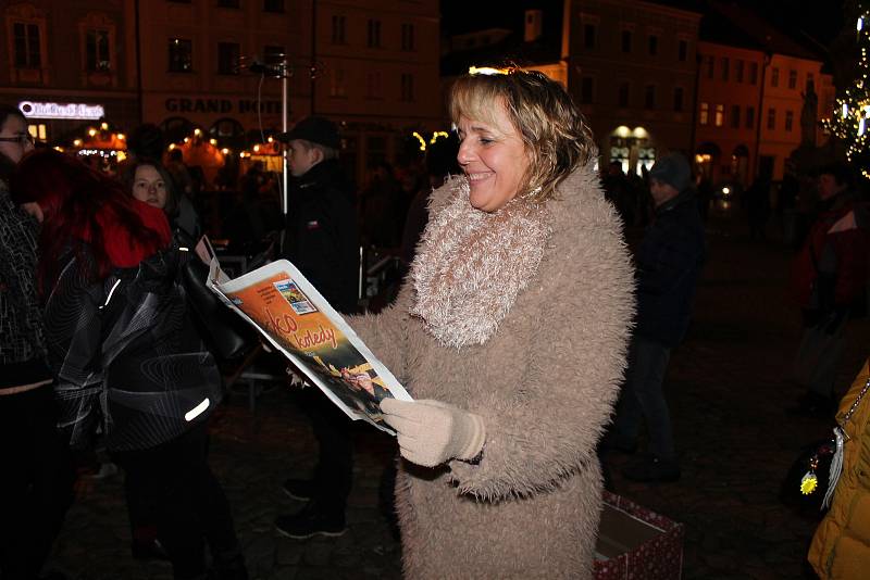 Jindřichohradecké náměstí Míru se zaplnilo lidmi, kteří si přišli zazpívat sedm koled a vánočních písní.