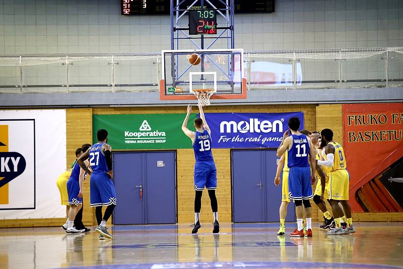 Hradecká Basket Fio banka v úvodním kole play-out zdolala USK Praha 95:78.