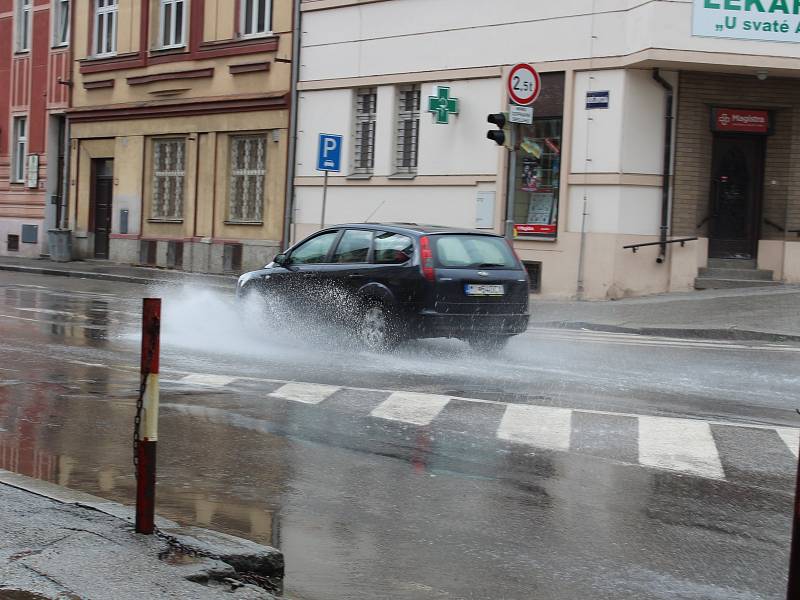 Táborská Budějovická ulice po dvouminutové průtrži byla plná vody. Za půl hodiny po ní nebyly ani stopy.