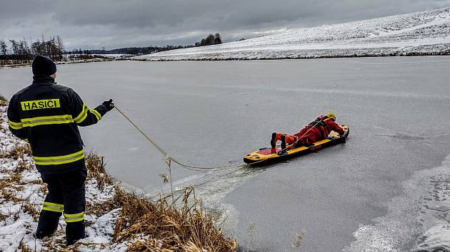 Trénink záchrany osob na ledu pomocí paddleboardu.