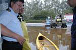 Důležitou úlohu při srpnových povodních v roce 2002 sehráli mimo jiné hasiči, rybáři i řada dobrovolníků.
