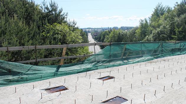 Oprava mostu měla být hotová už v říjnu. Nezabezpečené staveniště ohrožuje hlavně zdraví a životy dětí, které si tudy krátí cestu do školy.