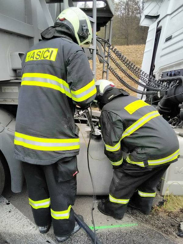 Vážná nehoda u Nové Olešné. Hasiči museli po střetu osobáku s kamionem z vraku vyprošťovat zraněnou osobu.