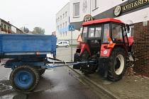 V Dačicích se stala v sobotu 22. října 2022 kuriózní nehoda. Zdí hotelu Stadion projel traktor.