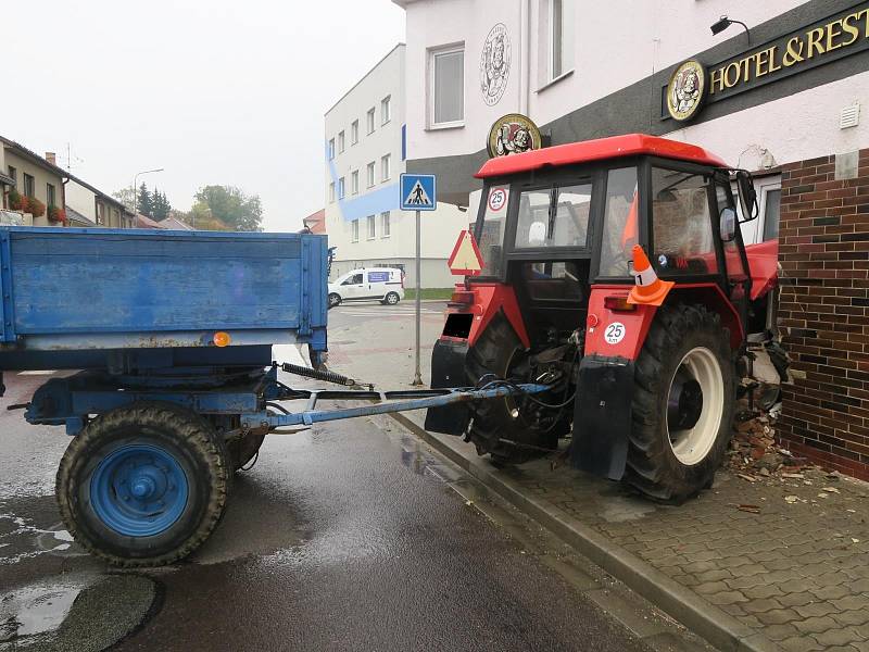 V Dačicích se stala v sobotu 22. října 2022 kuriózní nehoda. Zdí hotelu Stadion projel traktor.