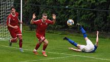 Fotbalisté Hluboké nad Vltavou (v modrých dresech) v dohrávce krajského přeboru zdolali Třeboň 2:1.