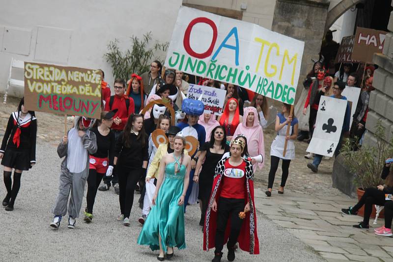 V pátek odpoledne se třetí zámecké nádvoří zaplnilo majálesovými maskami studentů čtyřech hradeckých středních škol.