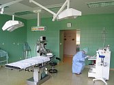 Pohled do operačního sálu cévní chirurgie v Dačicích, kde sálová sestra připravuje operaci. 
