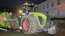 V Dešné na Dačicku se 15. listopadu 2022 převrátila cisterna za traktorem převážejícím kejdu na dům.