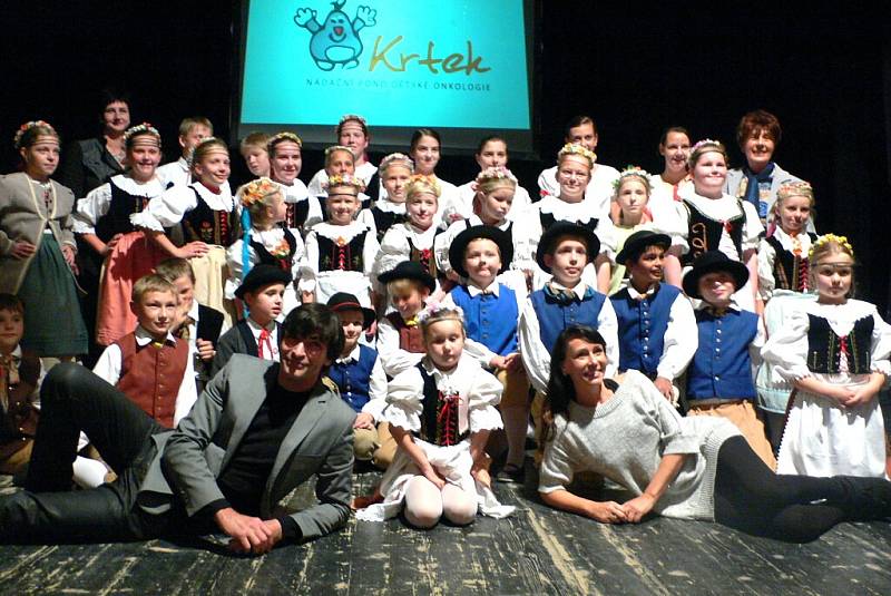 Benefiční koncert pro Nadační fond dětské onkologie Krtek v Dačicích se vydařil.