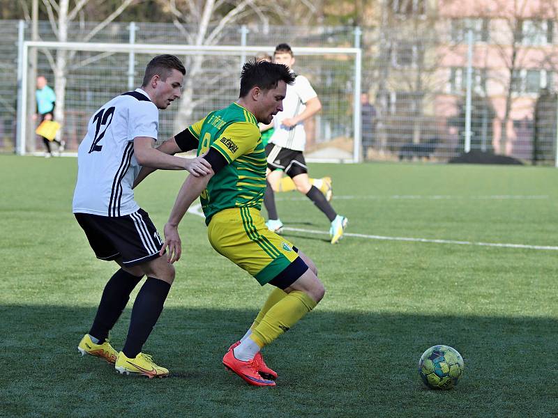 Fotbalisté Třebětic (v zelenožlutém) zahájili jaro excelentně. V dohrávce 12. kola na třeboňské umělce rozdrtili českobudějovickou Lokomotivu 9:1.