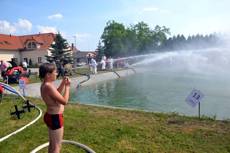 Oslavy 120 let SDH Pluhův Žďár. Zlatým hřebem byly ukázky historické techniky.