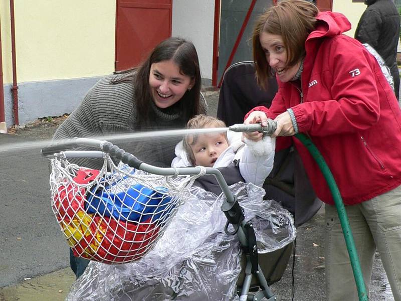 Hasiči z Branné u Třeboně potěšili děti ze stacionáře Světluška. 