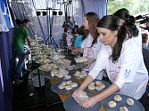 O víkendu se v Nové Bystřici uskutečnilo jahodobraní, na kterém kuchař navařil 3 333 jahodových knedlíků.