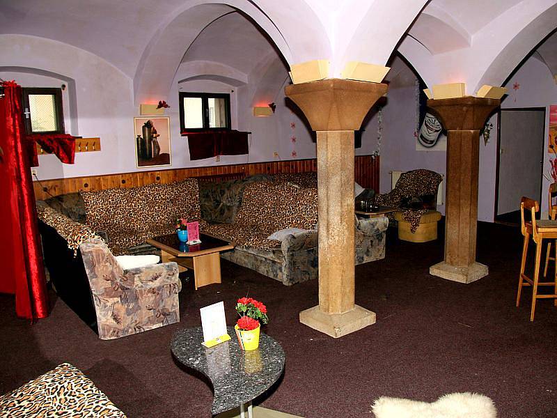 Pohled do interiéru nočního klubu v Jindřichově Hradci naproti kasárnám, kde se ve čtvrtel stala vražda. 