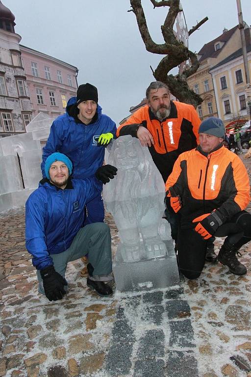 NASVÍCENÍ ledového chrámu s doprovodným programem přilákalo v sobotu večer stovky návštěvníků.