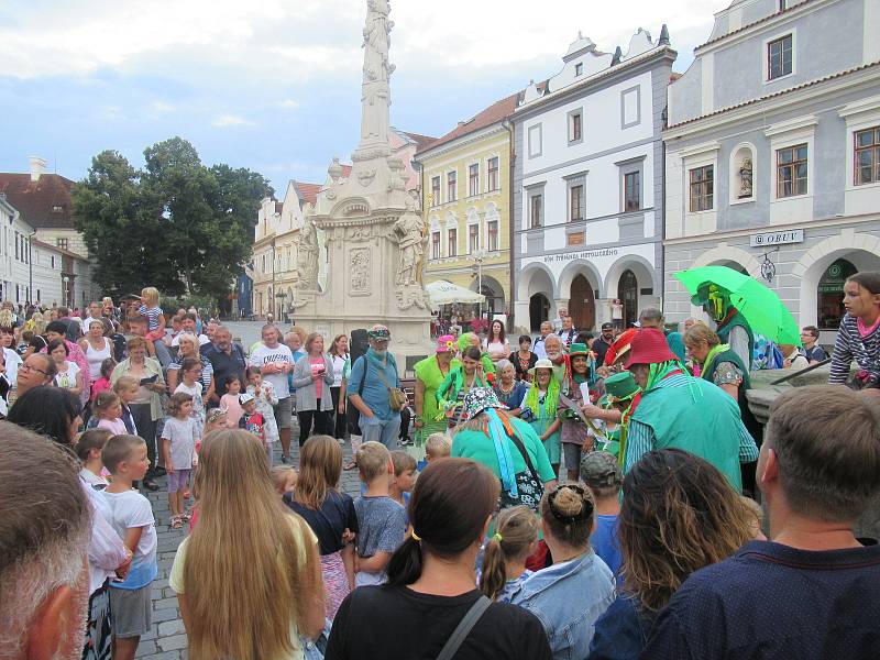 Letošní tradiční setkání vodníků, rusalek a dalších vodních bytostí bylo zahájeno v pátek 14. srpna na Masarykově náměstí v Třeboni.