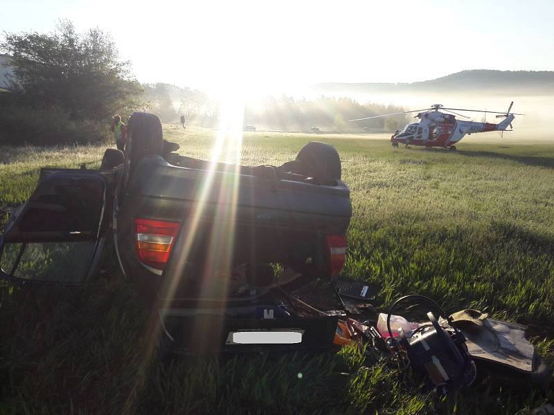 U Číměře na Jindřichohradecku auto po nehodě skončilo v poli. Zraněného řidiče odvezl vrtulník. foto HZS a Policie