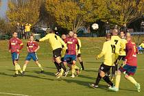 Veleničtí fotbalisté (ve žlutých dresech) doma podlehli Nové Bystřici 2:4 a zimní pauzu přečkají na poslední příčce.