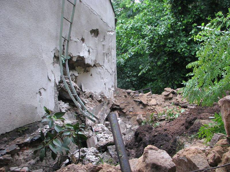 V Hluboké nad Vltavou se ve čtvrtek ráno zřítila skála na dům.