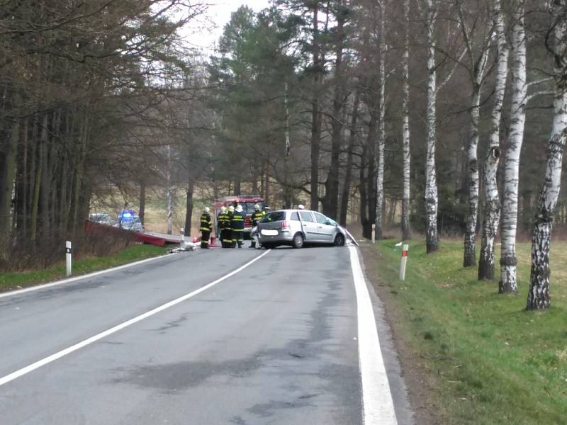 U Lásenice se střetlo osobní auto s kamionem. Jedna osoba v autě na místě zemřela, druhá byla těžce zraněná. 