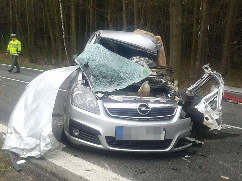 Tragická nehoda u Lásenice. Po střetu s kamionem zemřela žena v osobním autě. 