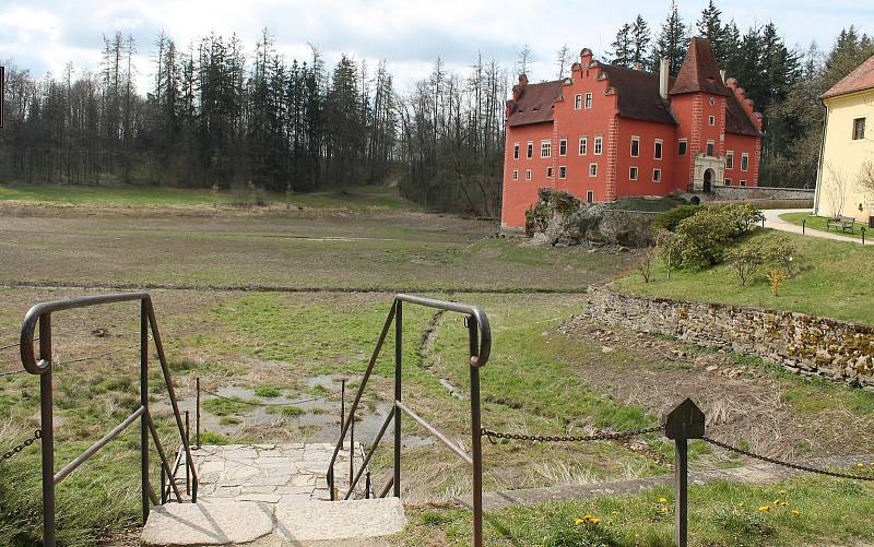 Rybník u zámku Červená Lhota je zatím stále vypuštěný.